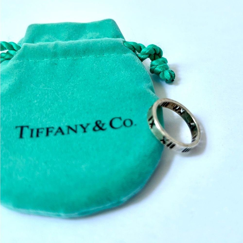 Tiffany & Co. Atlas Ring – Silver, Size 5 + Pouch